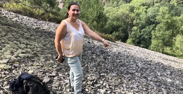 photo  ?jézabel joalland, du conseil départemental de la sarthe, présente le pierrier de la vallée de misère à saint-léonard-des-bois.  &copy;  le maine libre 