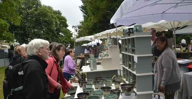 photo  près de 10 000 visiteurs ont parcouru les stands de la fête des potiers.  &copy;  ouest-france 