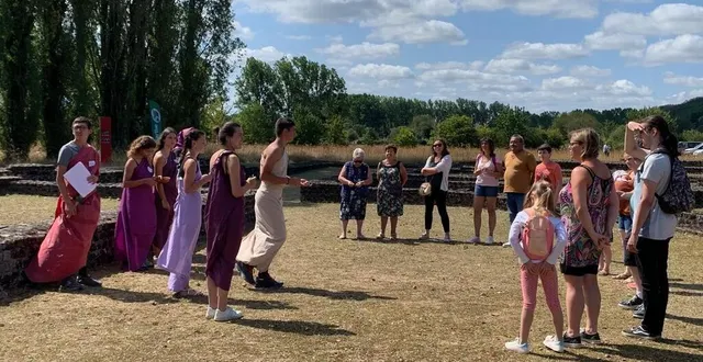 photo  du 5 au 25 juillet 2023, à chérré (sarthe), des jeunes volontaires de l’association concordia, en costumes, ont proposé au public un jeu de piste pour mettre en valeur le site archéologique.  &copy;  ouest-france 