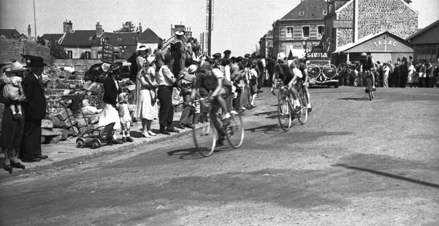 photo  en juillet 1951, le tour de france traverse flers pour la deuxième fois, lors de la 6e étape entre caen et rennes.  &copy;  archives de flers 