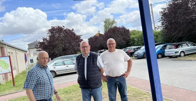 photo  serge quellier, maire du château d’almenêches, jean-pierre fontaine, président de la cdc des sources de l’orne et eric grivois, 1er adjoint du château d’almenêches, veulent un parking pour la gare sncf de surdon.  &copy;  ouest-france 