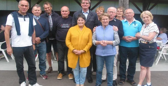 photo  élus et bénévoles ont mis la main à la pâte, pour le repas communal.  &copy;  ouest-france 