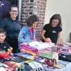 photo  une brocante en famille pour revendre les jeux et habits qui ne sont plus utilisés. 