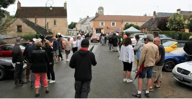 photo  malgré un temps pluvieux, les passionnés de mécanique n’ont pas hésité à sortir, parapluie à la main.  &copy;  le maine libre 