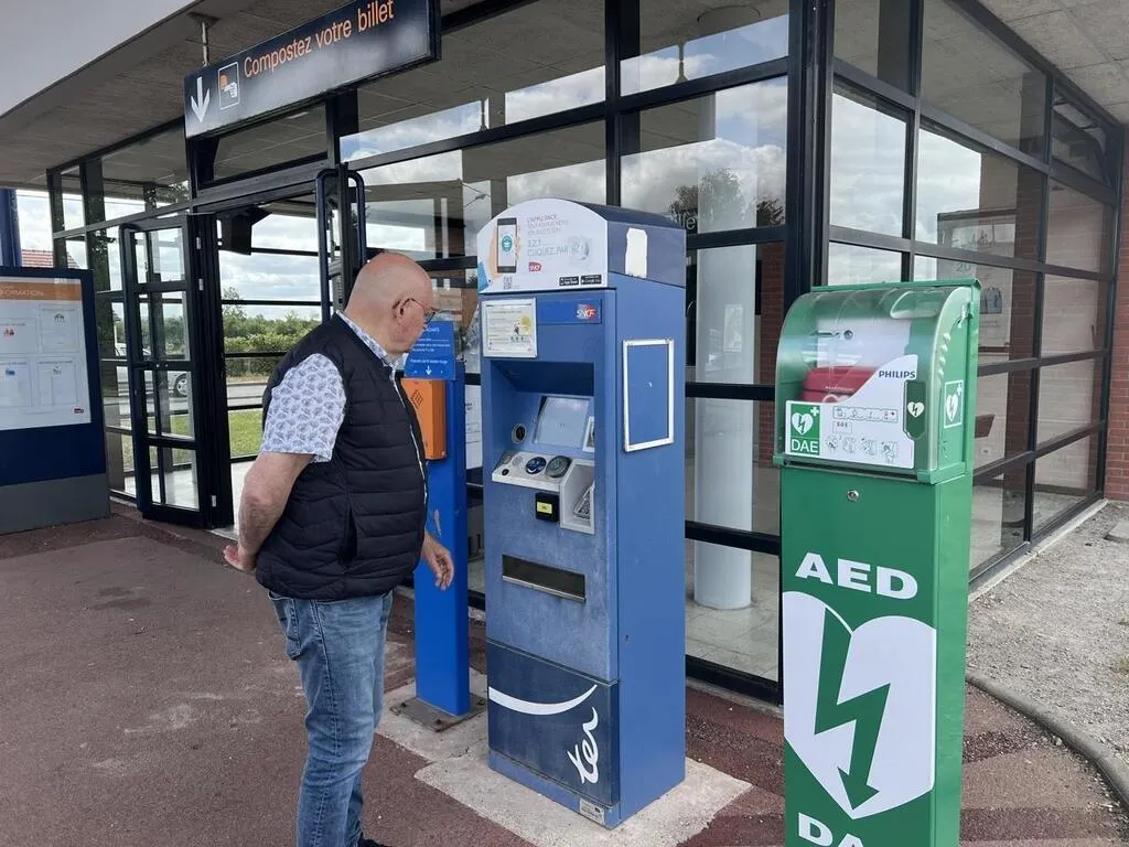Deux quais au milieu des champs dans l’Orne, la gare de Surdon est