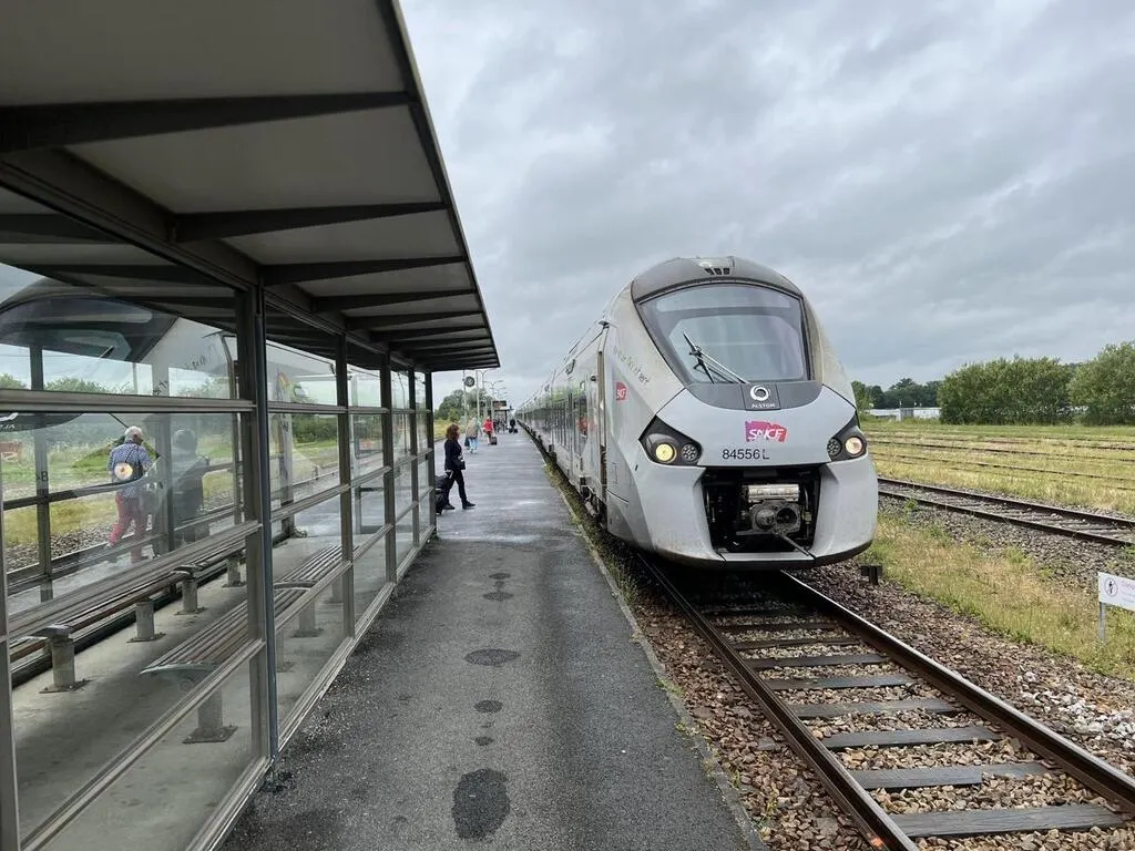 Deux quais au milieu des champs dans l’Orne, la gare de Surdon est