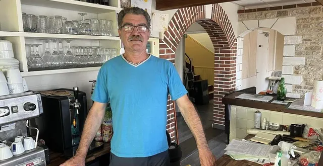 photo  rené jolbert, gérant de l’hôtel-restaurant la petite france, devant la gare sncf de surdon.  &copy;  ouest-france 