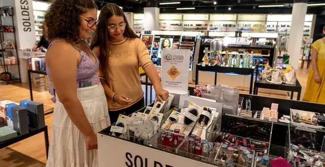 photo  les clients sont au rendez-vous pour le dernier jour des soldes aux galeries lafayette.  &copy;  le maine libre – xavier sarrat 