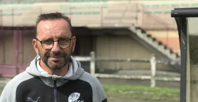 photo  à la tête de l’équipe première de la jeunesse fertoise bagnoles depuis 2005, stéphane perinet entend préserver les valeurs du club à l’aube d’une saison en r1.  &copy;  ouest-france 