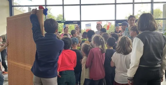 photo  les enfants de la vallée des mômes étaient nombreux à découvrir les travaux exposés ce vendredi 28 juillet 2023.  &copy;  ouest-france 