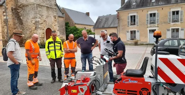 photo  les maires et employés municipaux lors de la présentation de la balayeuse.  &copy;  le maine libre 