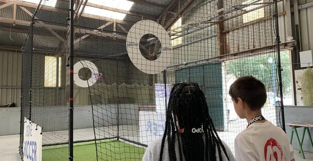 photo  pour s’initier au drone soccer, « l’élève-joueur » (à droite) doit être accompagné d’un maître (à gauche) qui détient la majorité des commandes.  &copy;  ouest-france 