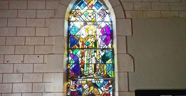 photo  sainte-radegonde reine, un vitrail réalisé par jean chaudeurge pour la chapelle sainte-radegonde à clairefougère (orne).  &copy;  ouest-france 