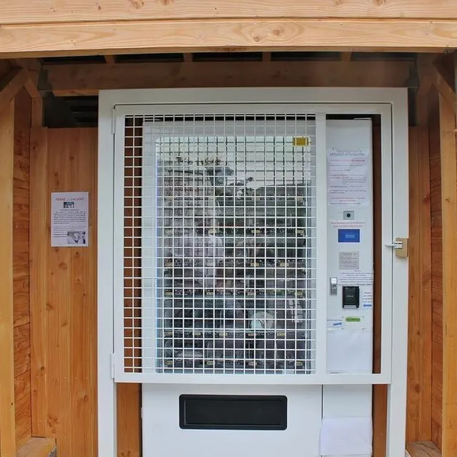 photo une imposante grille en métal a été installée pour renforcer la protection de la machine et dissuader les actes de vandalisme.  ©  ouest-france