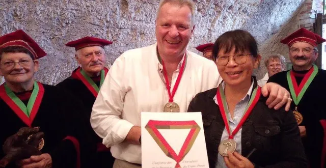photo  les chevaliers de la puette et du franc-pinot ont intronisé xavier frenot et naoko matsumoto-roquet.  &copy;  ouest-france 