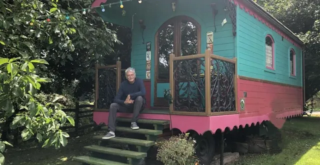 photo  bruno bertoli et son épouse christiane, propriétaires des gîtes, chambres et roulottes de la fontaine secrète à athis-val-de-rouvre (orne), proposent des nuitées dans une roulotte.  &copy;  ouest-france 