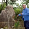 photo  émile devant l’un des menhirs du cirque d’oizé. 
