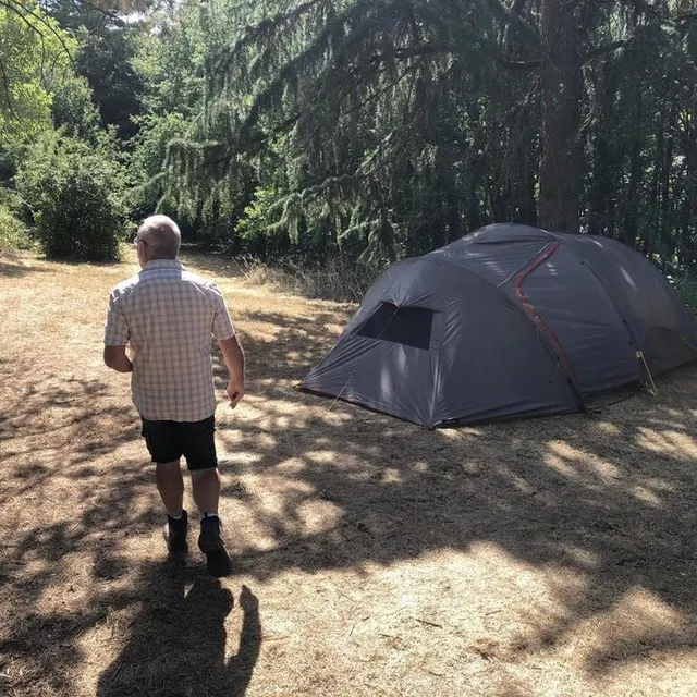 photo à l’ombre des pins, les campeurs trouvent refuge dans ce lieu de quiétude à proximité des bords de sèvre et d’un circuit de grande randonnée (gr pays de sèvre et maine).  ©  ouest-france