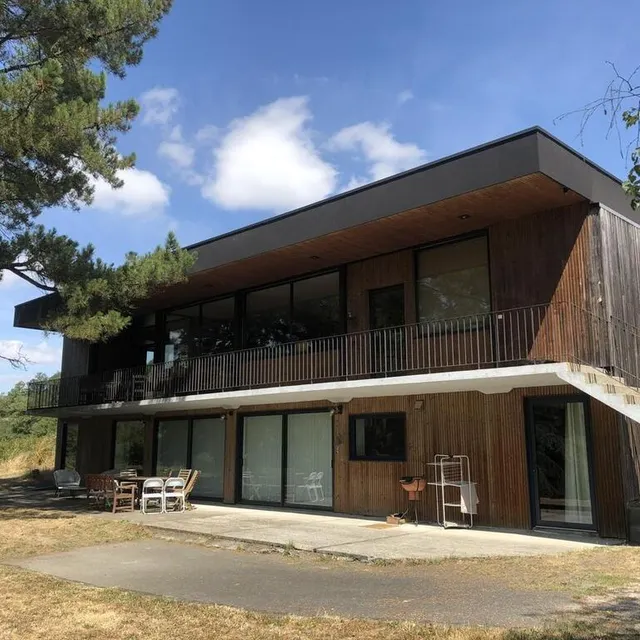 photo les propriétaires des hautes herbes ont réhabilité un ancien magasin de meubles de 400 m2 et ont implanté un gîte au rez-de-chaussée.  ©  ouest-france