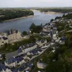 photo  le village de montsoreau est le seul à posséder un château «de la loire» qui a directement les pieds dans le fleuve. 