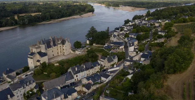 photo  le village de montsoreau est le seul à posséder un château «de la loire» qui a directement les pieds dans le fleuve.  &copy;  josselin clair 