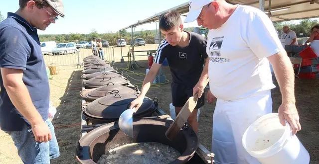 photo  l’équipe de cuisiniers ajoute les ingrédients au fur et à mesure, dans un ordre précis.  &copy;  archives co 