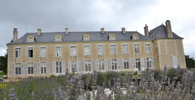 photo  le château a été construit entre 1711 et 1718. un beau bassin en dessine l’entrée.  &copy;  co 