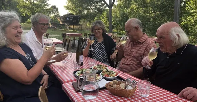 photo  cunault, mercredi 12 juillet. la guinguette du hangar a ouvert samedi 1er juillet. depuis, les amoureux des bords de loire et de bonne chère défilent pour passer un moment au calme.  &copy;  co – yvan georget 