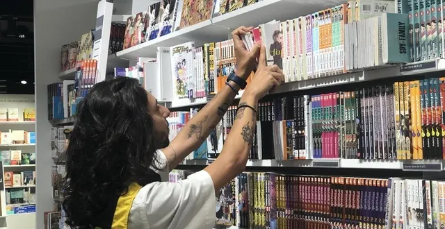 photo  les équipes doivent désormais remettre de l’ordre dans les rayons pour accueillir le public à partir du 9 août.  &copy;  ouest-france 