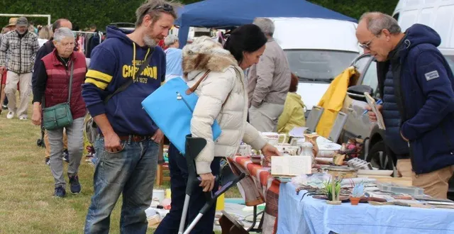 photo  ils sont venus en famille pour trouver l’objet insolite.  &copy;  le maine libre 