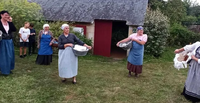 photo  à la sortie du lavoir, les lavandières donnaient le tempo.  &copy;  le maine libre 