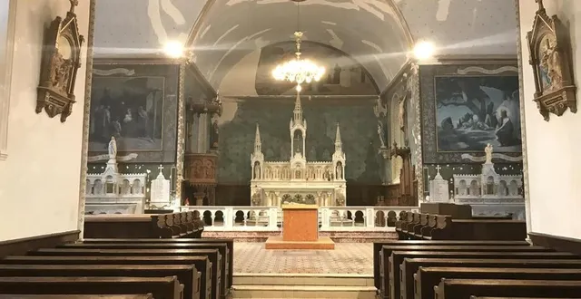 photo  après avoir subi la foudre en juin 2021, l’église de la haute-chapelle, commune déléguée de domfront-en-poiraie, dans l’orne, devait faire l’objet de travaux. une entreprise spécialisée dans la rénovation du patrimoine a effectué la rénovation des moulures, de la voûte, avec des techniques anciennes.  &copy;  ouest-france 