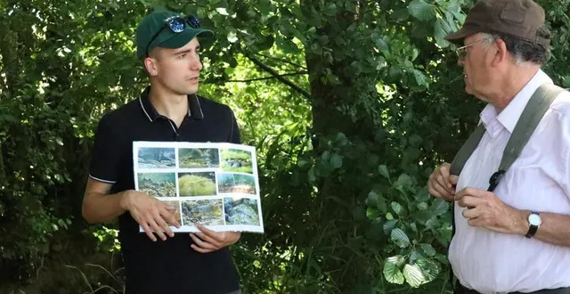 photo  paul cézard a animé une visite de découverte de la vaige dans le parc du château de sablé-sur-sarthe, en juillet 2023.  &copy;  ouest-france 