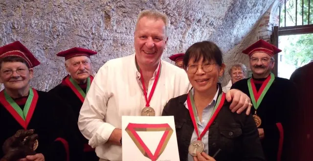 photo  naoko matsumoto-roquet et xavier frénot sont devenus chevaliers, le lundi 31 juillet.  &copy;  mairie de chahaignes 