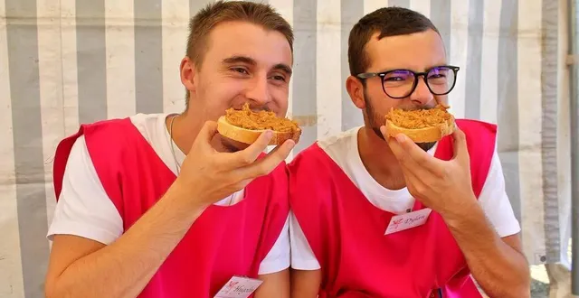photo  les bénévoles hugolin et dylan savourant une bonne tartine lors de la 40e édition du festival de la rillette à chantenay-villedieu, en 2022.  &copy;  archives ouest-france 