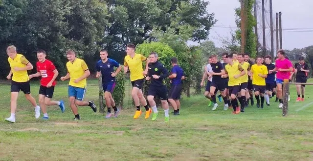 photo  une trentaine de footballeurs était présente à la première séance d’entraînement avec le nouveau coach éric durand.  &copy;  ouest-france 