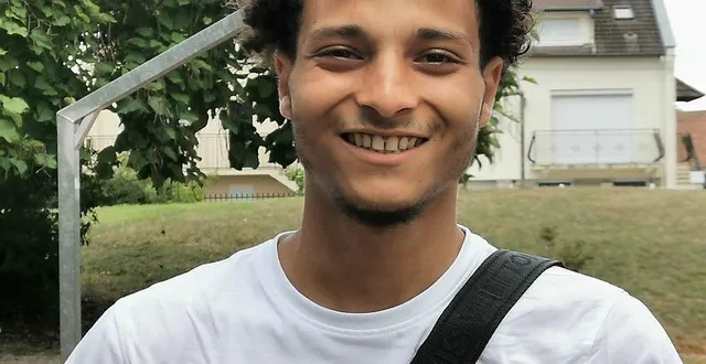 photo  adil aime bien aller au contact des jeunes dans les quartiers.  &copy;  le maine libre 