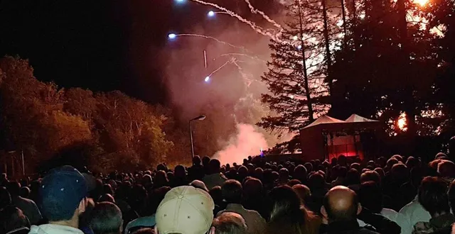 photo  le spectacle pyrotechnique a attiré la foule.  &copy;  le maine libre 