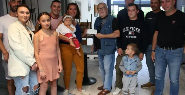 photo  patrick cotteaux, au centre, a remis un chèque de 941 € à charlotte corvasier avec ava dans ses bras et à son papa jérémie, derrière elle. ils sont entourés de raphaël roger, à gauche, et de bénévoles.  &copy;  ouest-france 