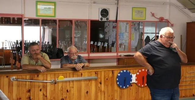 photo  jean-michel, michel et alain se retrouvent tous les jeudis à la société de la renaissance pour s’affronter et partager un bon moment.  &copy;  ouest-france 