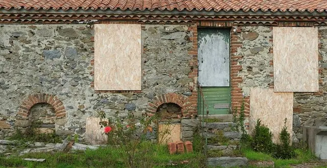 photo  l’une des cinq maisons de tisserands que la ville de cholet avait achetées, en 2004, rue de livet.  &copy;  dr 