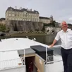 photo le capitaine geoffrey sur la terrasse du sablésien, qui fête ses quarante ans au port de sablé.