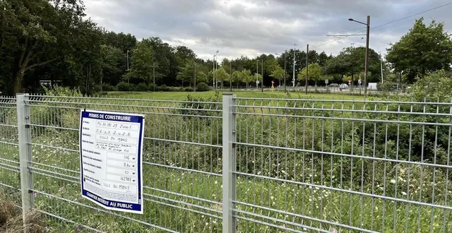 photo  le permis de construire est affiché sur une grille à proximité du terminal de la ligne de tramway t1, au pied du stade marie-marvingt.  &copy;  le maine libre 