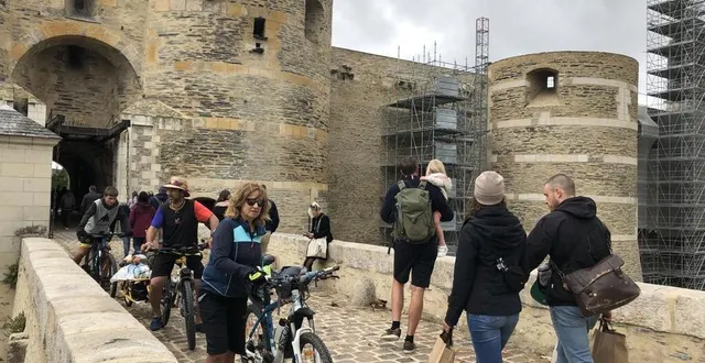 photo  angers, domaine national du château, samedi 5 août 2023. les visiteurs de toutes nationalités affluent au château.  &copy;  co – mireille puau 