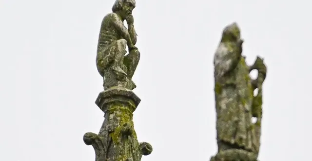 photo  une statue dont la pose ressemble étrangement au penseur de rodin.  &copy;  photo le maine libre – yvon loué 