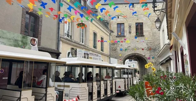 photo  le train touristique de la ferté-bernard arpente les rues de la vieille ville.  &copy;  le maine libre 