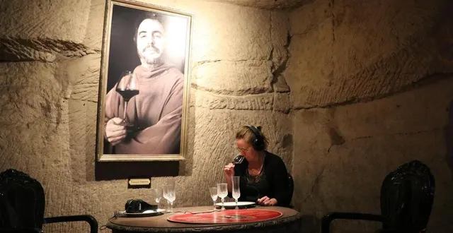 photo  bellevigne-les-châteaux, route de saumoussay, mardi 18 juillet 2023. dégustation en immersion à la maison edonis sous le regard approbateur de la réincarnation de françois rabelais.  &copy;  co – nicolas thellier 