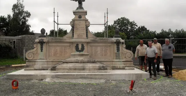 photo  jean-luc suhard en visite lors de la fin du remontage du monument, avant les finitions qui seront effectuées après les vacances.  &copy;  le maine libre 
