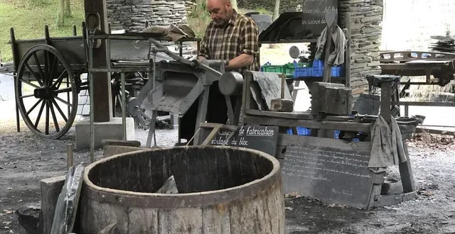 photo  au musée de l’ardoise de trélazé, un ancien mineur ardoisier exécute les gestes ancestraux devant le public lors des démonstrations proposées l’après-midi.  &copy;  co-bruno jeoffroy 