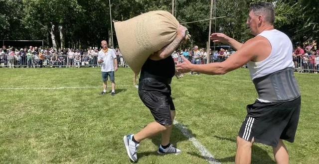 photo  l’épreuve du porté de sac de blé, est une épreuve de rapidité qui s’effectue en duo.  &copy;  le maine libre 